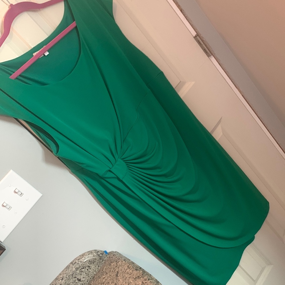 Pretty plus size emerald green dress! 💚💚